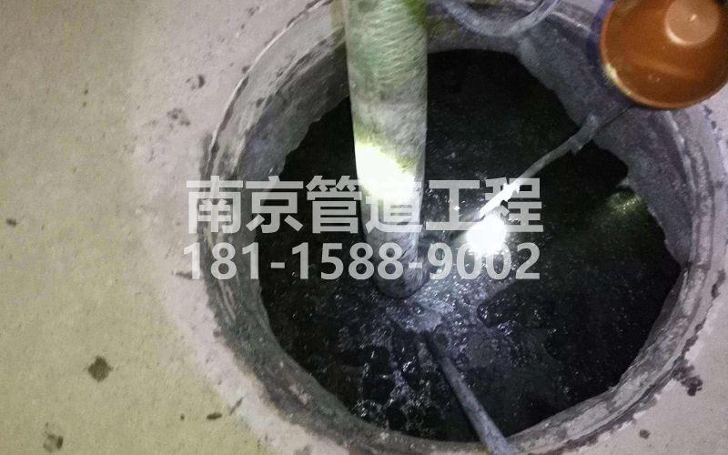 216东江村清理化粪池